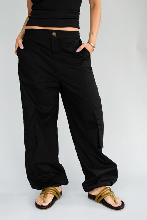 PANTALÓN PARACHUTE CARGO NEGRO